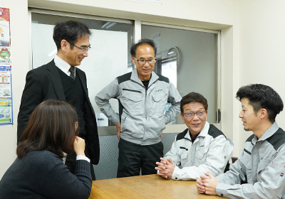 談笑している社員